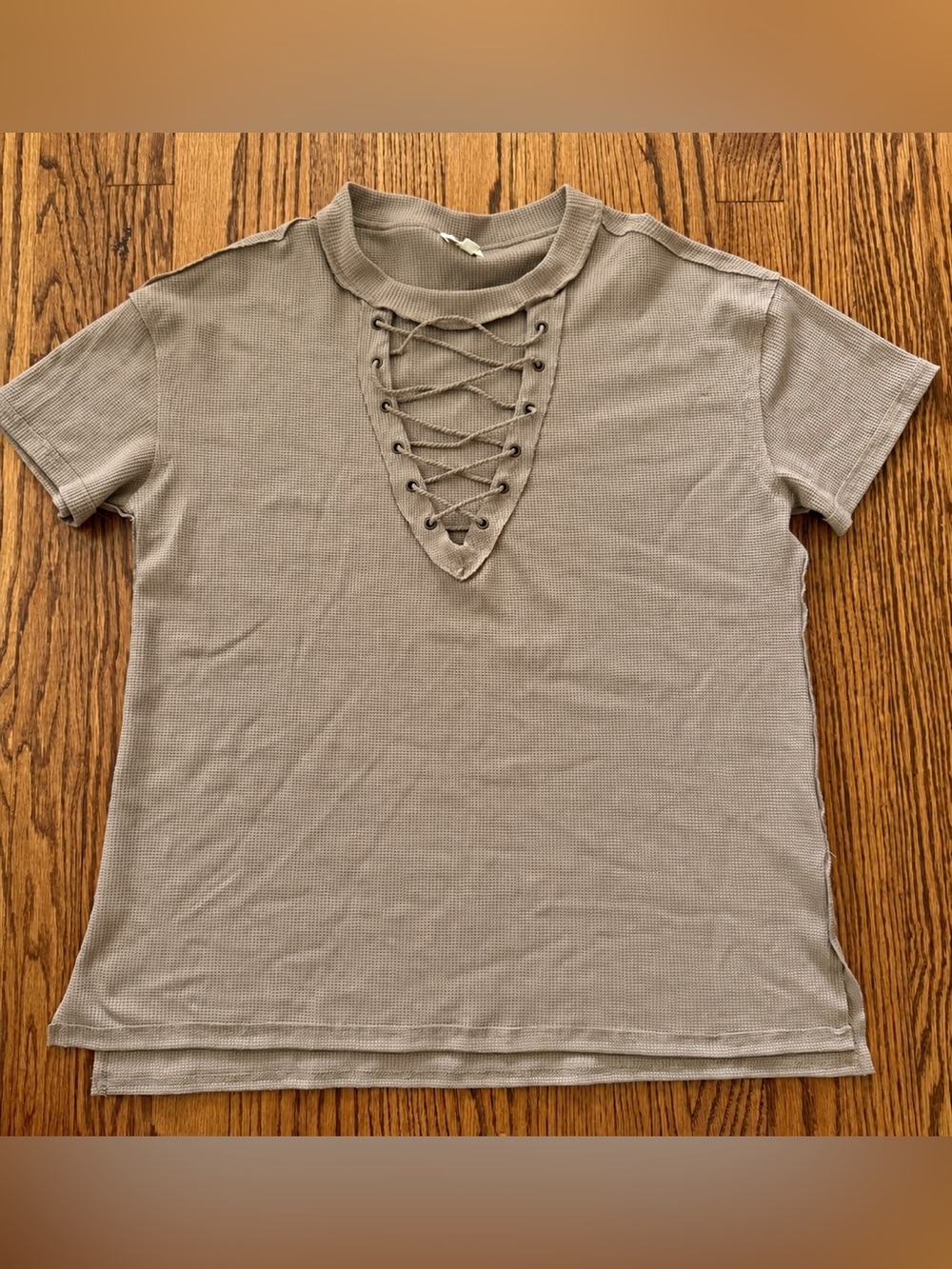 BKE Women’s S Tan Solid Waffle Knit Lace-Up Grommet Short Sleeve Top